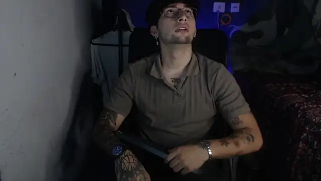 Snapshot of Dereck_Dickson chatting on December 4, 2025, 11:04 pm Dereck Dickson online show from December 4, 2025, 11:04 pm