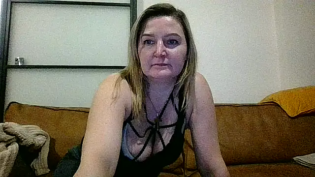 Snapshot of CoupleKitty chatting on February 8, 2025, 7:49 pm CoupleKitty online show from February 8, 2025, 7:49 pm