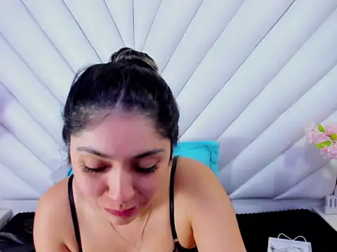 Lucy Anall  online show from June 11, 2026, 12:32 am