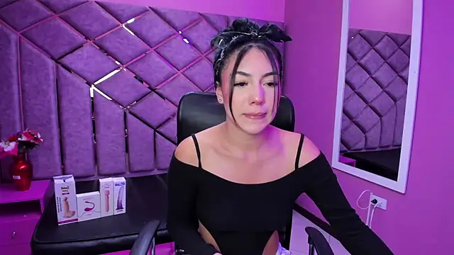 Snapshot of Poly_Sasha_ chatting on October 8, 2025, 5:09 am Poly Sasha online show from October 8, 2025, 5:09 am