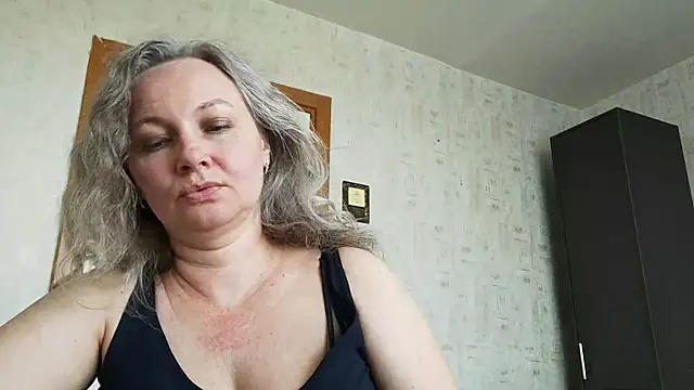 EdithManning online show from June 10, 2026, 7:42 am