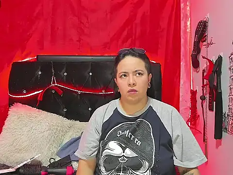 Snapshot of katieeandsharonn chatting on November 19, 2025, 1:33 pm katieeandsharonn online show from November 19, 2025, 1:33 pm