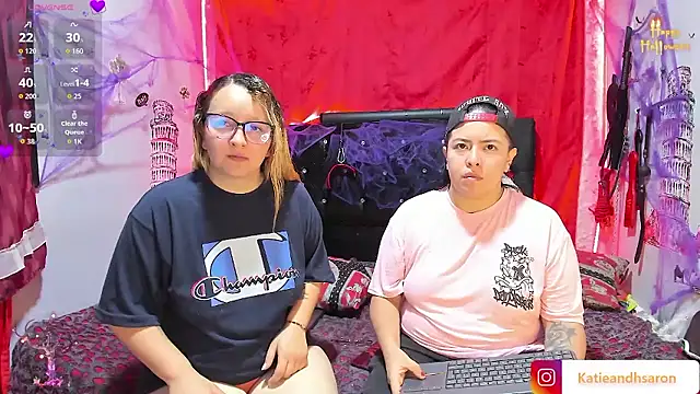 Snapshot of katieeandsharonn chatting on October 20, 2025, 1:11 pm katieeandsharonn online show from October 20, 2025, 1:11 pm