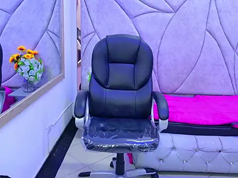 Snapshot of Miaa_Thopmson chatting on October 24, 2025, 4:50 pm Miaa Thopmson online show from October 24, 2025, 4:50 pm