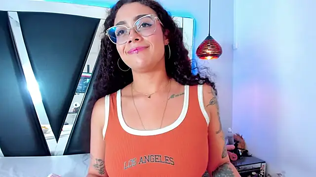 Snapshot of antonelllepiercee chatting on March 17, 2025, 2:34 pm antonelllepiercee online show from March 17, 2025, 2:34 pm