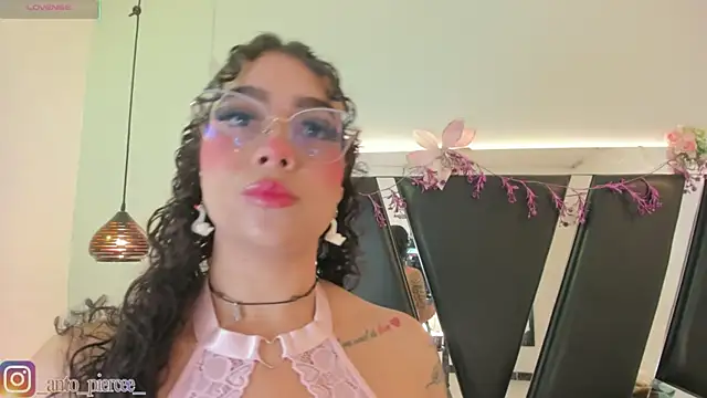 Snapshot of antonelllepiercee chatting on June 3, 2026, 11:33 am antonelllepiercee online show from June 3, 2026, 11:33 am