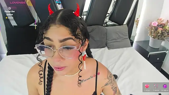 Snapshot of antonelllepiercee chatting on November 20, 2025, 11:33 am antonelllepiercee online show from November 20, 2025, 11:33 am