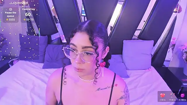 Snapshot of antonelllepiercee chatting on December 5, 2025, 11:31 am antonelllepiercee online show from December 5, 2025, 11:31 am