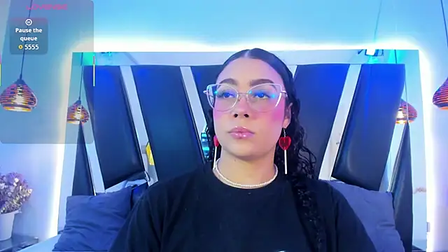 Snapshot of antonelllepiercee chatting on November 6, 2025, 11:03 am antonelllepiercee online show from November 6, 2025, 11:03 am