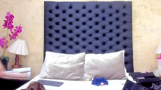 NahomiWhitel online show from December 4, 2025, 4:06 pm