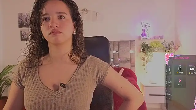 Snapshot of emilyrouxe chatting on June 15, 2026, 2:28 pm emilyrouxe online show from June 15, 2026, 2:28 pm