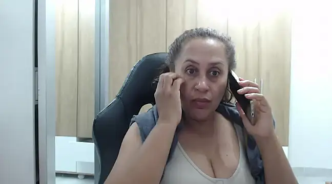 Snapshot of RoxanaLove9 chatting on February 10, 2025, 1:24 am RoxanaLove9 online show from February 10, 2025, 1:24 am