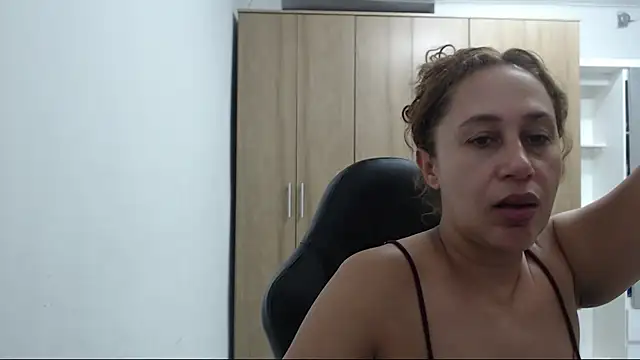 Snapshot of RoxanaLove9 chatting on November 3, 2025, 10:13 pm RoxanaLove9 online show from November 3, 2025, 10:13 pm