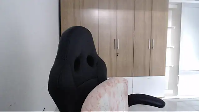 Snapshot of RoxanaLove9 chatting on November 10, 2025, 9:31 pm RoxanaLove9 online show from November 10, 2025, 9:31 pm