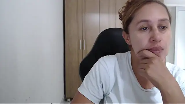 Snapshot of RoxanaLove9 chatting on November 20, 2025, 5:46 pm RoxanaLove9 online show from November 20, 2025, 5:46 pm