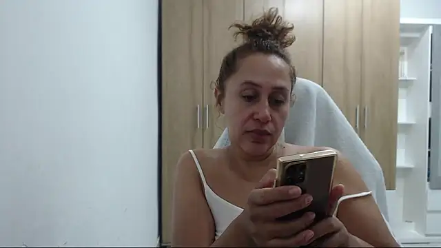 Snapshot of RoxanaLove9 chatting on December 1, 2025, 2:45 am RoxanaLove9 online show from December 1, 2025, 2:45 am