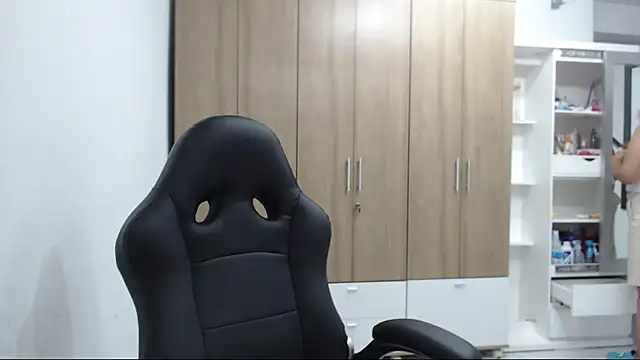 Snapshot of RoxanaLove9 chatting on December 5, 2025, 8:50 pm RoxanaLove9 online show from December 5, 2025, 8:50 pm