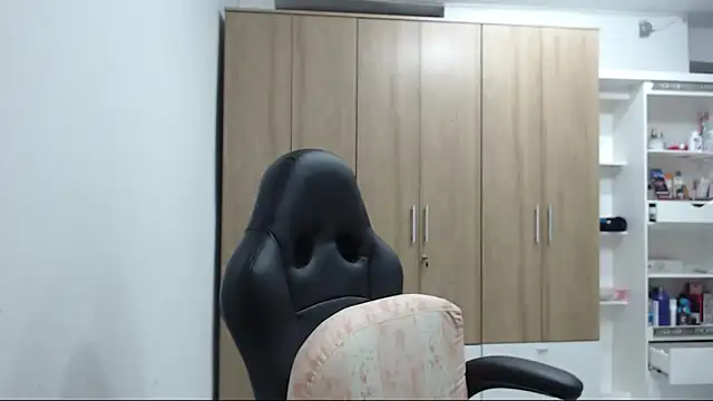 Snapshot of RoxanaLove9 chatting on November 6, 2025, 1:20 am RoxanaLove9 online show from November 6, 2025, 1:20 am