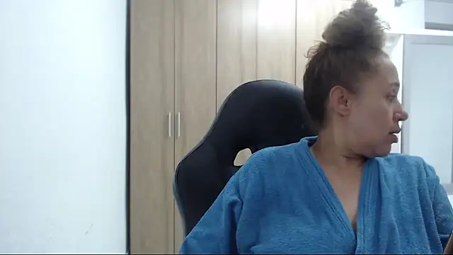 RoxanaLove9 online show from July 26, 2026, 10:05 pm
