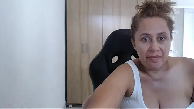 RoxanaLove9 online show from May 3, 2026, 8:23 pm