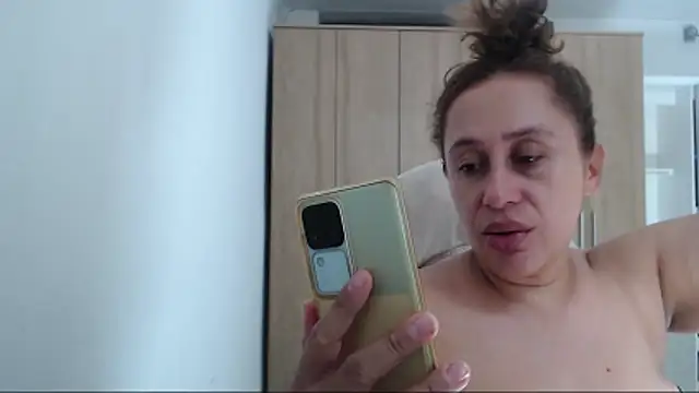 Snapshot of RoxanaLove9 chatting on November 2, 2025, 6:24 pm RoxanaLove9 online show from November 2, 2025, 6:24 pm