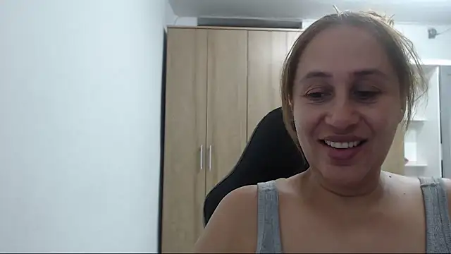 Snapshot of RoxanaLove9 chatting on June 17, 2026, 11:03 pm RoxanaLove9 online show from June 17, 2026, 11:03 pm