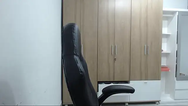 Snapshot of RoxanaLove9 chatting on June 15, 2026, 10:09 pm RoxanaLove9 online show from June 15, 2026, 10:09 pm