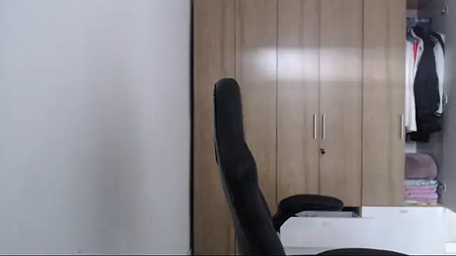 RoxanaLove9 online show from December 15, 2025, 8:36 pm