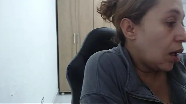 Snapshot of RoxanaLove9 chatting on November 8, 2025, 1:31 am RoxanaLove9 online show from November 8, 2025, 1:31 am