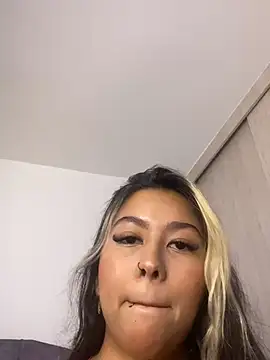 Snapshot of EmberEyes_999 chatting on December 4, 2024, 9:40 pm EmberEyes 999 online show from December 4, 2024, 9:40 pm