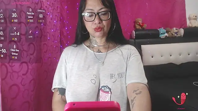 Snapshot of Saloome- chatting on October 24, 2025, 11:04 pm Saloome- online show from October 24, 2025, 11:04 pm