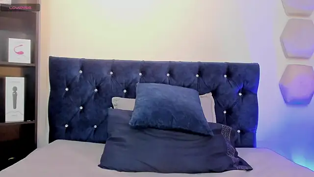yulianademond66 online show from June 16, 2026, 8:09 pm