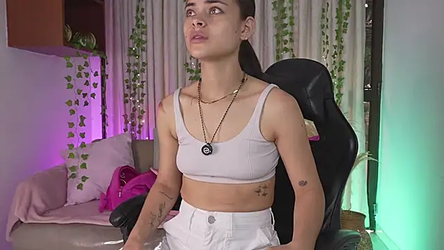 HannaRhodes online show from December 2, 2025, 2:08 pm