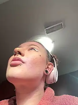 sluttysmiley online show from December 17, 2025, 6:35 pm