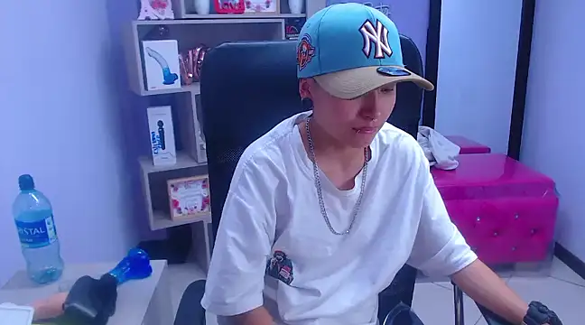 Snapshot of Im_Mathias chatting on February 13, 2025, 7:35 am Im Mathias online show from February 13, 2025, 7:35 am