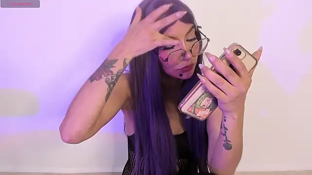Snapshot of Luna-Chann chatting on June 1, 2026, 10:42 pm Luna-Chann online show from June 1, 2026, 10:42 pm