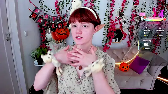 Snapshot of DreamyLuna chatting on October 26, 2025, 8:20 pm DreamyLuna online show from October 26, 2025, 8:20 pm