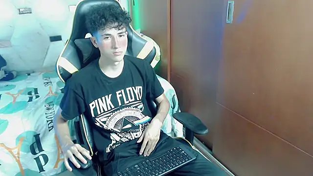 Snapshot of johnny_cagee chatting on November 18, 2025, 3:32 am johnny cagee online show from November 18, 2025, 3:32 am