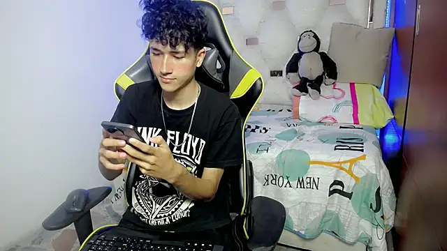 Snapshot of johnny_cagee chatting on November 22, 2025, 3:38 am johnny cagee online show from November 22, 2025, 3:38 am