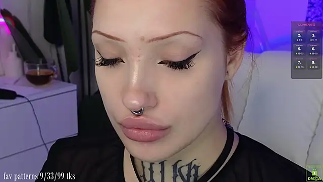 Snapshot of violetviolator chatting on November 7, 2025, 4:17 am violetviolator online show from November 7, 2025, 4:17 am