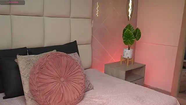 SaraMonroe1 online show from February 18, 2026, 12:23 pm