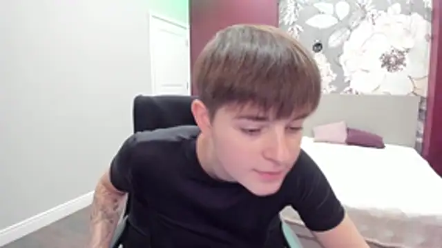 EmiliaYours online show from November 10, 2025, 2:55 pm