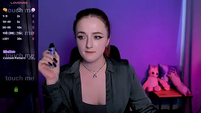 luna berryy online show from October 18, 2025, 7:05 pm