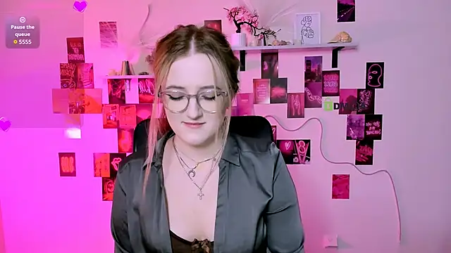 luna berryy online show from May 6, 2026, 8:24 pm