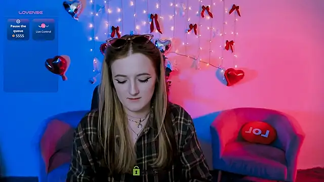 luna berryy online show from April 28, 2026, 2:38 am