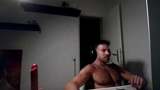 Snapshot of alpha-hunk chatting on May 22, 2026, 9:35 pm alpha-hunk online show from May 22, 2026, 9:35 pm