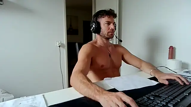 Snapshot of alpha-hunk chatting on April 12, 2026, 11:35 am alpha-hunk online show from April 12, 2026, 11:35 am