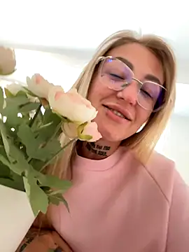 Snapshot of MazeSin chatting on September 18, 2025, 5:21 am MazeSin online show from September 18, 2025, 5:21 am