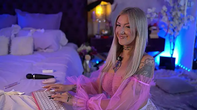 Snapshot of MazeSin chatting on October 10, 2025, 7:20 am MazeSin online show from October 10, 2025, 7:20 am