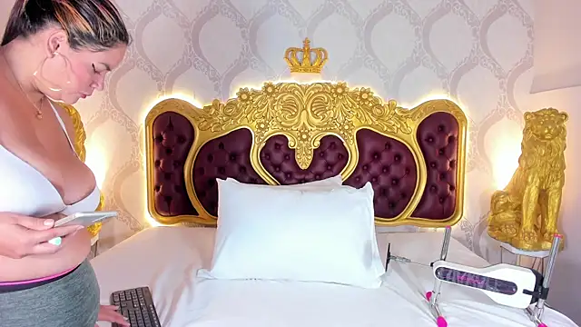 Snapshot of KendralHolson chatting on October 8, 2025, 4:58 am KendralHolson online show from October 8, 2025, 4:58 am